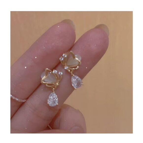 🔅🆕🔅 Darling Minimalist Silver Cat Eye Stone Butterfly Earrings 🦋✨ - Picture 1 of 8